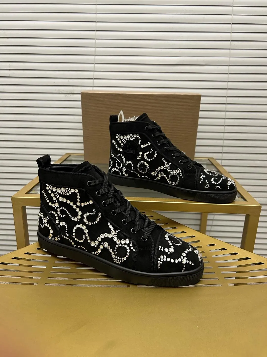 (Customized model) Ex-factory price is 580. christian louboutin (CL red sole shoes) counter series, casual sneakers for couples 📢 📢 📢 Exclusive hot style release 🎈🎈💪 Movable latex feet 👻 Finished outsole line [Proud] 😝Female 35-40# Male 38#-46, global supply😝 [Top version]: Original imported genuine leather upper, top original leather lining, original molded TPU outsole, original 1:1 detail processing, original shoe last,